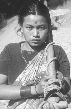 Mujer nepalesa cargando su lampa / Foto: F. Mattioli (FAO)