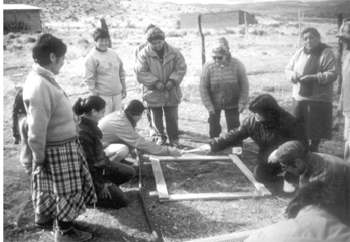 Construyendo una zaranda / Foto: ICEPH Construyendo una zaranda / Foto: ICEPH
