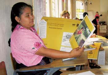 Promotora voluntaria mostrando un “almanario” / Foto: autor Promotora voluntaria mostrando un “almanario” / Foto: autor