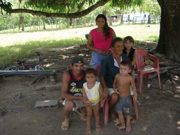 La señora Juana Jiménez y parte de su familia / Foto: Autores La señora Juana Jiménez y parte de su familia / Foto: Autores