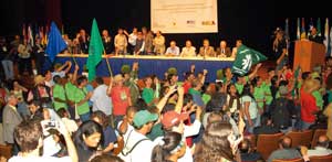 Durante la clausura del evento, representantes de los movimientos campesinos se manfiestan por la agroecología / Foto: Archivos LEISA/ETC Andes