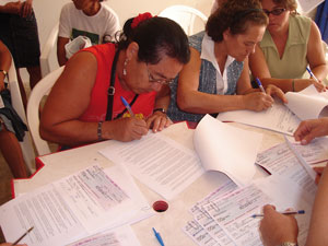 Mujeres firman contratos / Foto: Archivos de Caatinga Mujeres firman contratos / Foto: Archivos de Caatinga