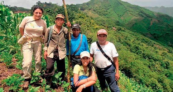 Visita de seguimiento con el promotor Mario Coc Rax y dos integrantes de un grupo prioritario en Salac 1, Guatemala. Nancy Merlo