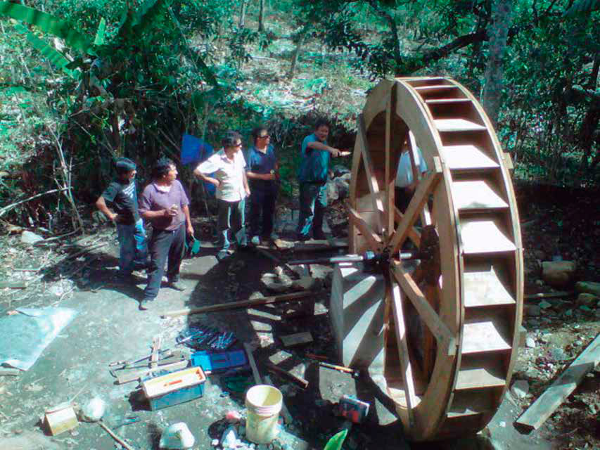 Rueda hidráulica de madera que aprovecha la energía generada por la caída de agua de riachuelos, canales o ríos para energía mecánica. GRUPO PUPC