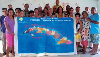 Los participantes con un mapa de localización de las experiencias. Autores