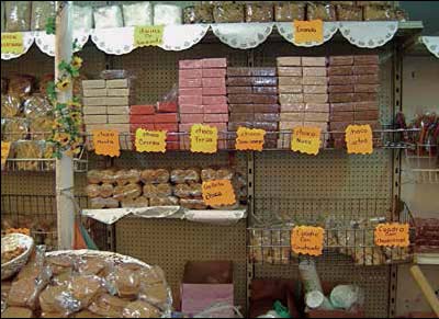 Puesto de comercialización de 23 productos de amaranto en la Feria de la Alegría y el olivo 2009 en Santiago Tulyehualco, DF. México