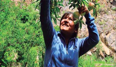 Silvia Montesinos en su parcela. Proyecto AGROECO