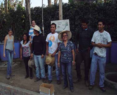 Carmen Felipe-Morales con los participantes en el curso teórico-práctico sobre biodigestores en Bioagricultura Casa Blanca T. Gianella