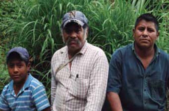 Tres generaciones dentro de la familia campesina: Eduardo, su papá y uno de sus sobrinos Autores