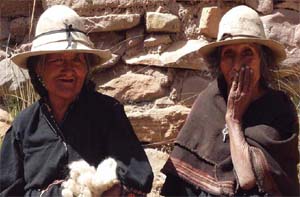 Abuelas que siempre participaron en los talleres enriqueciendo con sus conocimientos, Emilia e Inocencia de la comuidad de Chacoma. Yesmina Cruz