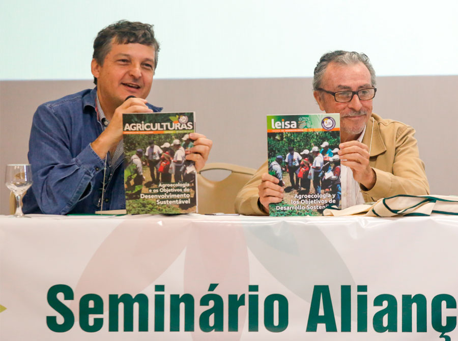 Paulo Petersen, de Brasil (coordenador-executivo de la AS-PTA), y Teobaldo Pinzás, de Perú (editor y presidente de Asociación ETC Andes), lanzan las ediciones especiales de las revistas Leisa y Agriculturas con los estudios de casos y de políticas públicas desarrollados por las organizaciones de  los siete países socios de la Alianza por la Agroecología 