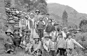 Los niños llenos de orgullo muestran su campo de cultivo de papas detrás de la escuela / Foto: Anita Ingevall
