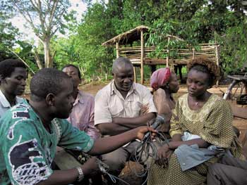Anthony Lwanga, Administrador de la Radio Comunitaria Kagadi- Kibaale (KKCR) entrevista a agricultores rurales en el oeste de Uganda / Foto: autora Anthony Lwanga, Administrador de la Radio Comunitaria Kagadi- Kibaale (KKCR) entrevista a agricultores rurales en el oeste de Uganda / Foto: autora