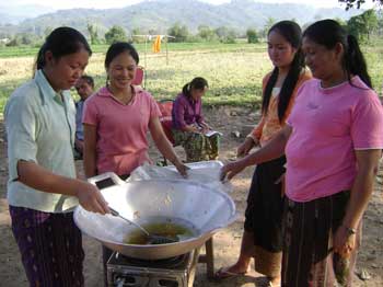 Miembros de la empresa de agricultores de Nam Phuk convirtiendo maní en dulces / Foto: Chantha Siliphanya