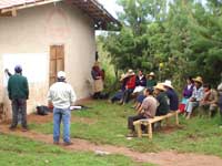 Interacción entre facilitador y agricultores de la comunidad de La Cortadera en una sesión de enseñanza - aprendizaje (2001) / Foto: R. Orrego Interacción entre facilitador y agricultores de la comunidad de La Cortadera en una sesión de enseñanza - aprendizaje (2001) / Foto: R. Orrego