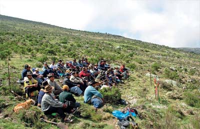 En Las Amunas de Sansari, a 4.400 msnm, se van congregando los comuneros que participarán en la ceremonia de las amunas. Víctor Mallqui