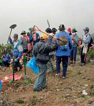 La fiesta ya es completa y con las herramientas y en plena lluvia se continuará la faena de la limpia de las acequias amunadoras. Víctor Mallqui