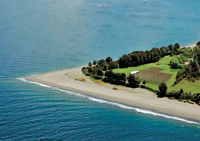 Paisaje agrícola chilote en la costa de la isla, donde los agricultores usan recursos marítimos para la alimentación y algas como fertilizantes. C. Venegas, CET