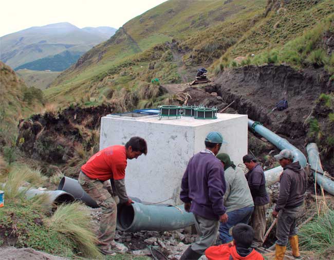 Trabajo comunal para la reparación del sistema de riego, San Isidro, Ecuador. Tristan Partridge
