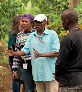 Un viaje de campo para visitar a los agricultores locales generó discusión y reflexión sobre el crucial rol que el conocimiento desempeña en la agroecología. Scott Fitzmorris / ILEIA